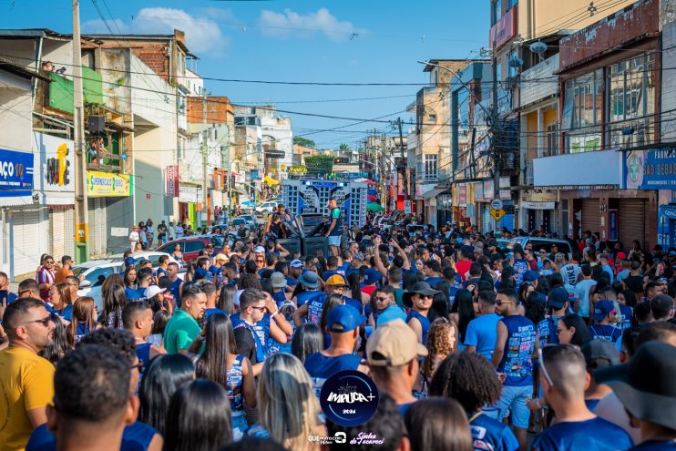 Centenas de foliões desfilaram no bloco da Impuca 2024 que foi surreal 360