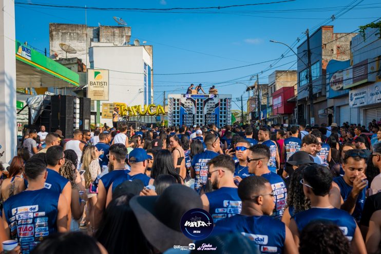 Centenas de foliões desfilaram no bloco da Impuca 2024 que foi surreal 438