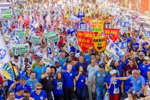 Cláudia leva multidão ao Centro em caminhada 3