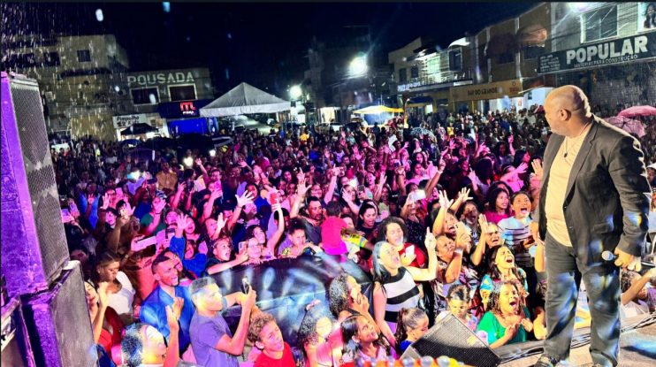 População de Itagimirim celebra o Dia do Evangélico em noite de louvor e adoração na praça principal 23