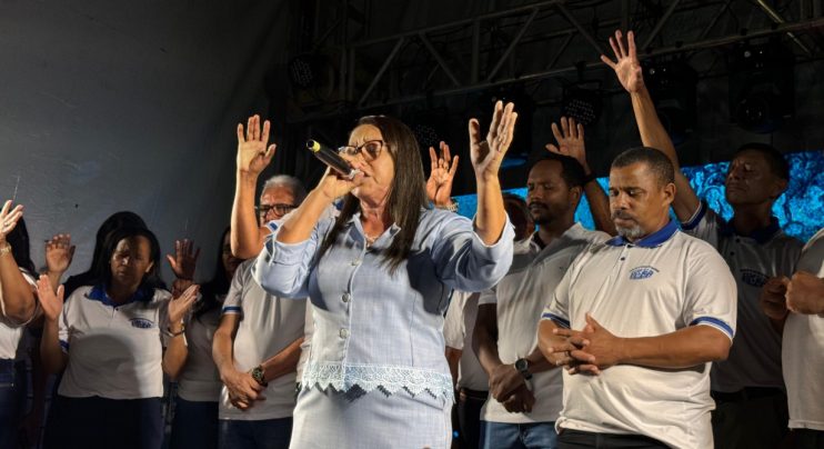 População de Itagimirim celebra o Dia do Evangélico em noite de louvor e adoração na praça principal 22