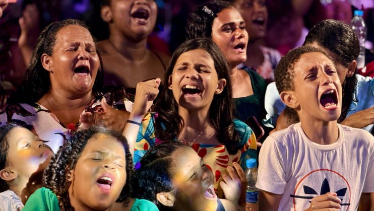 População de Itagimirim celebra o Dia do Evangélico em noite de louvor e adoração na praça principal 21