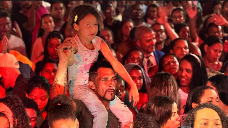 População de Itagimirim celebra o Dia do Evangélico em noite de louvor e adoração na praça principal 15