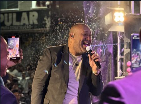 População de Itagimirim celebra o Dia do Evangélico em noite de louvor e adoração na praça principal 8