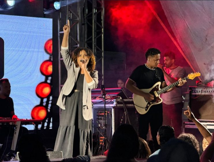 População de Itagimirim celebra o Dia do Evangélico em noite de louvor e adoração na praça principal 10