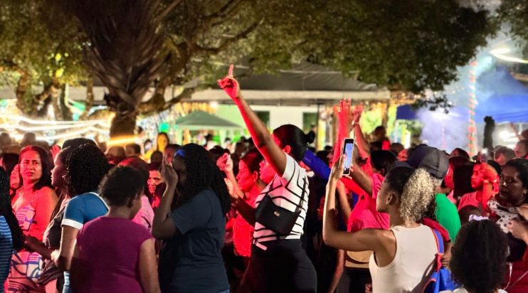 População de Itagimirim celebra o Dia do Evangélico em noite de louvor e adoração na praça principal 9