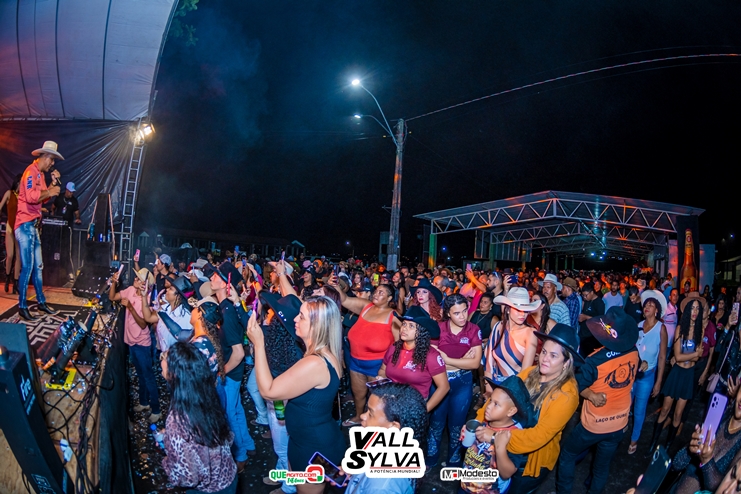 Vall Sylva agita a Festa do Chapéu em Teixeira de Freitas 5