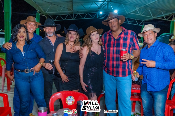 Vall Sylva agita a Festa do Chapéu em Teixeira de Freitas 6