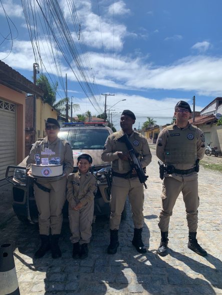 Polícia Militar faz surpresa de aniversário para aluna Malu em escola de Cabrália 5