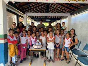 Polícia Militar faz surpresa de aniversário para aluna Malu em escola de Cabrália 1