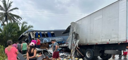 Colisão entre ônibus e caminhão na BR-101 resulta em duas mortes e vários feridos 6