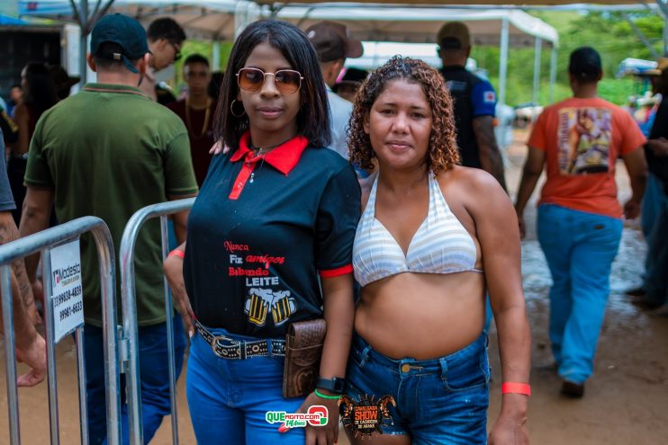 Cavaleiros e amazonas lotam as ruas de Cachoeira do Aranã, durante a Cavalgada Show 68