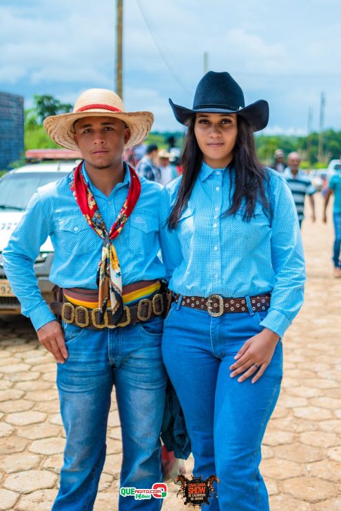 Cavaleiros e amazonas lotam as ruas de Cachoeira do Aranã, durante a Cavalgada Show 90