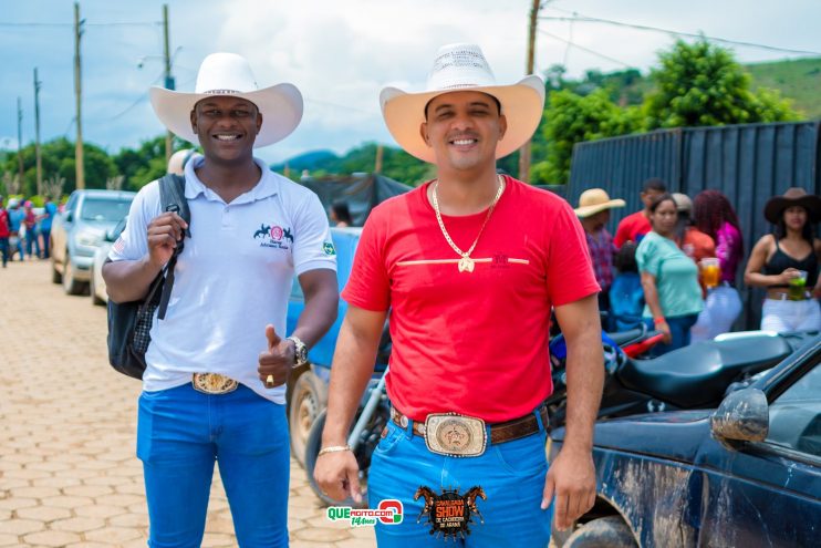 Cavaleiros e amazonas lotam as ruas de Cachoeira do Aranã, durante a Cavalgada Show 91