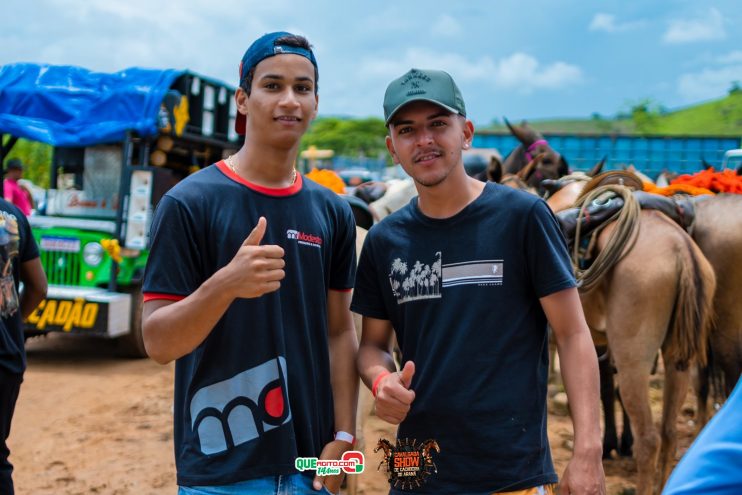 Cavaleiros e amazonas lotam as ruas de Cachoeira do Aranã, durante a Cavalgada Show 92