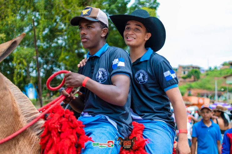 Cavaleiros e amazonas lotam as ruas de Cachoeira do Aranã, durante a Cavalgada Show 93