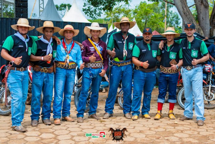 Cavaleiros e amazonas lotam as ruas de Cachoeira do Aranã, durante a Cavalgada Show 95