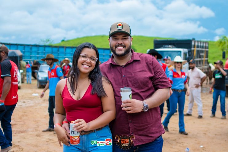 Cavaleiros e amazonas lotam as ruas de Cachoeira do Aranã, durante a Cavalgada Show 101