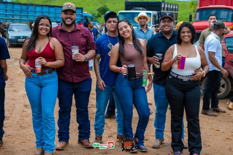 Cavaleiros e amazonas lotam as ruas de Cachoeira do Aranã, durante a Cavalgada Show 103