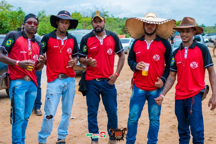 Cavaleiros e amazonas lotam as ruas de Cachoeira do Aranã, durante a Cavalgada Show 105