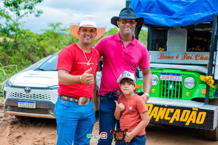 Cavaleiros e amazonas lotam as ruas de Cachoeira do Aranã, durante a Cavalgada Show 106