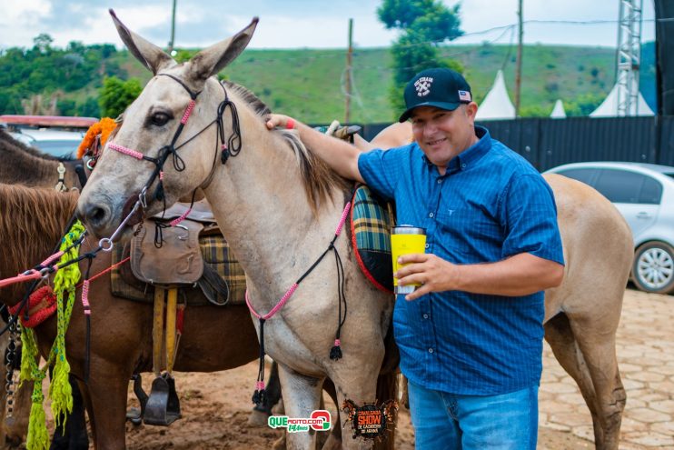 Cavaleiros e amazonas lotam as ruas de Cachoeira do Aranã, durante a Cavalgada Show 111