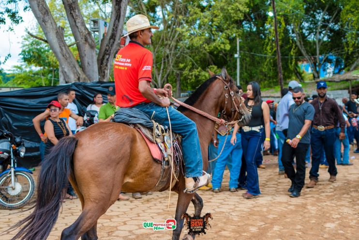 Cavaleiros e amazonas lotam as ruas de Cachoeira do Aranã, durante a Cavalgada Show 123