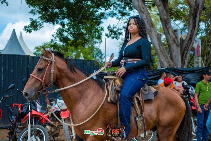 Cavaleiros e amazonas lotam as ruas de Cachoeira do Aranã, durante a Cavalgada Show 125