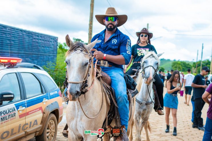 Cavaleiros e amazonas lotam as ruas de Cachoeira do Aranã, durante a Cavalgada Show 130