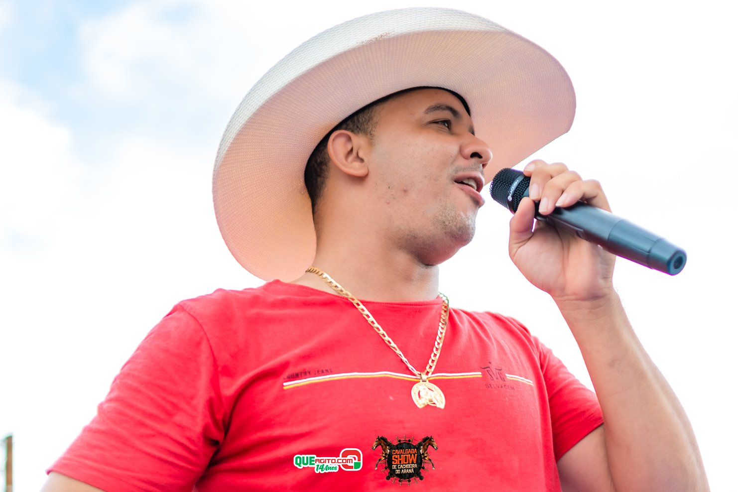 Cavaleiros e amazonas lotam as ruas de Cachoeira do Aranã, durante a Cavalgada Show 9