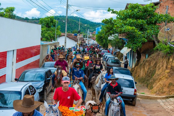 Cavaleiros e amazonas lotam as ruas de Cachoeira do Aranã, durante a Cavalgada Show 150