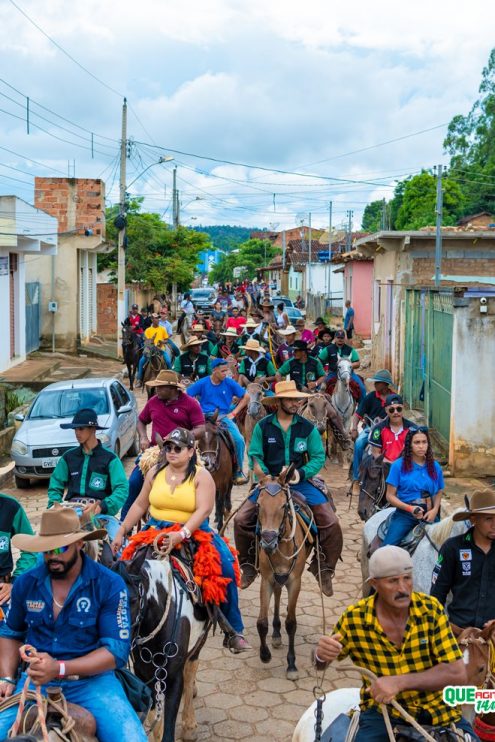 Cavaleiros e amazonas lotam as ruas de Cachoeira do Aranã, durante a Cavalgada Show 165