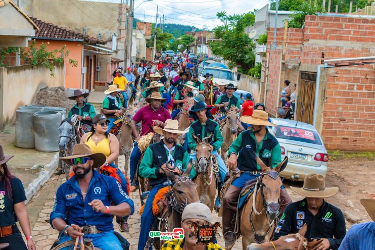 Cavaleiros e amazonas lotam as ruas de Cachoeira do Aranã, durante a Cavalgada Show 170