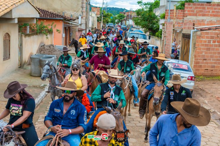 Cavaleiros e amazonas lotam as ruas de Cachoeira do Aranã, durante a Cavalgada Show 171