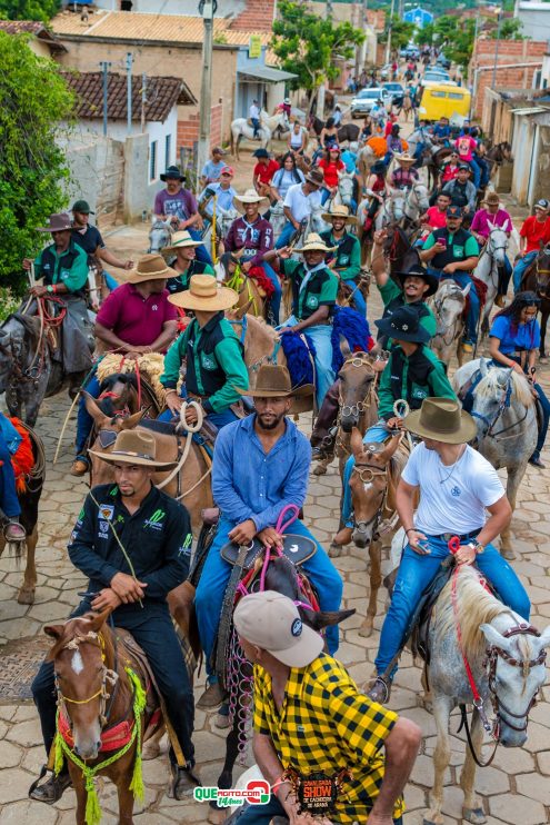 Cavaleiros e amazonas lotam as ruas de Cachoeira do Aranã, durante a Cavalgada Show 174