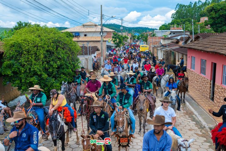 Cavaleiros e amazonas lotam as ruas de Cachoeira do Aranã, durante a Cavalgada Show 179