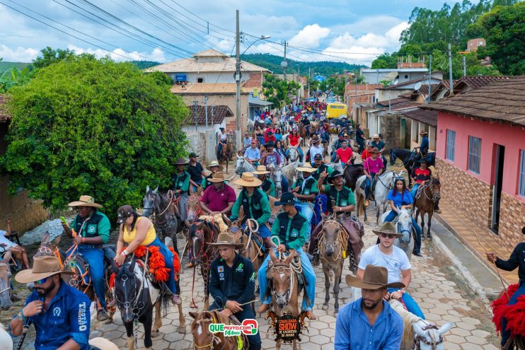 Cavaleiros e amazonas lotam as ruas de Cachoeira do Aranã, durante a Cavalgada Show 180