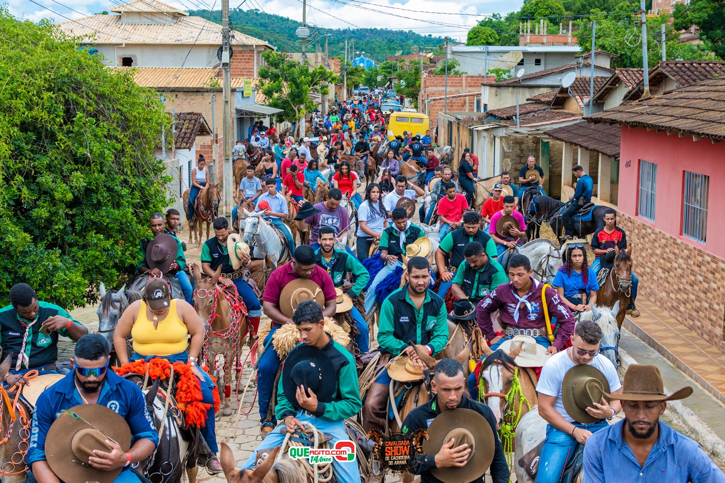 Cavaleiros e amazonas lotam as ruas de Cachoeira do Aranã, durante a Cavalgada Show 4