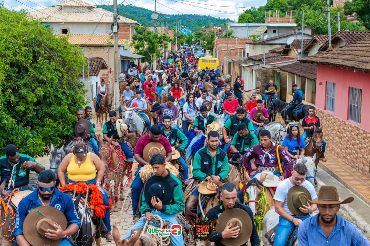 Cavaleiros e amazonas lotam as ruas de Cachoeira do Aranã, durante a Cavalgada Show 183