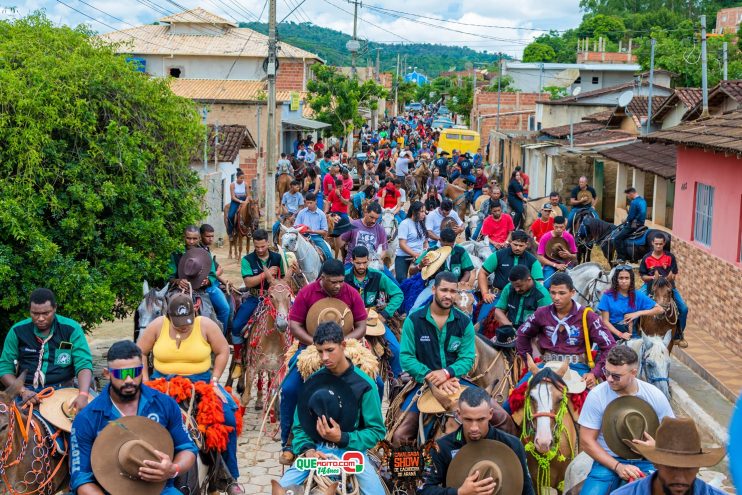 Cavaleiros e amazonas lotam as ruas de Cachoeira do Aranã, durante a Cavalgada Show 188