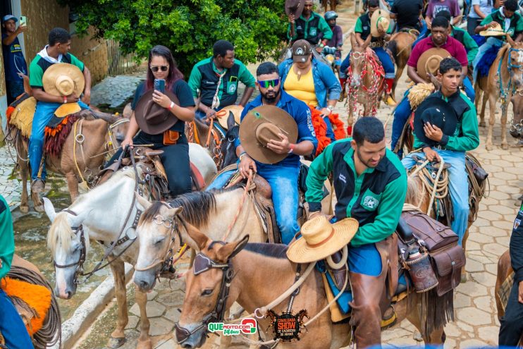 Cavaleiros e amazonas lotam as ruas de Cachoeira do Aranã, durante a Cavalgada Show 190