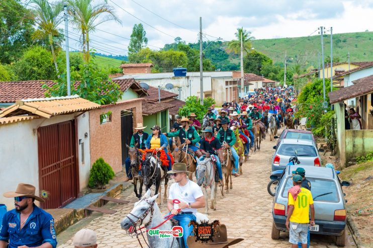 Cavaleiros e amazonas lotam as ruas de Cachoeira do Aranã, durante a Cavalgada Show 195