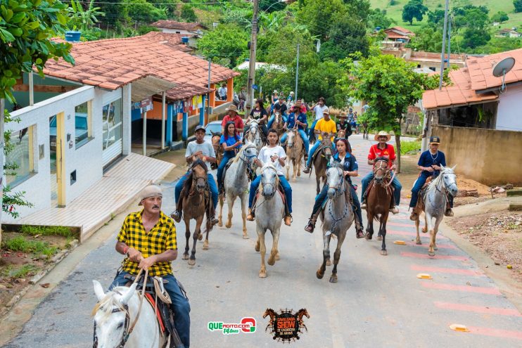 Cavaleiros e amazonas lotam as ruas de Cachoeira do Aranã, durante a Cavalgada Show 197