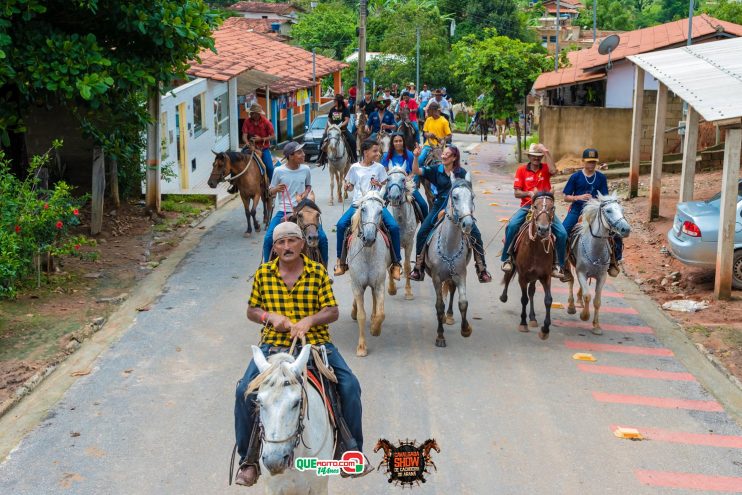 Cavaleiros e amazonas lotam as ruas de Cachoeira do Aranã, durante a Cavalgada Show 198