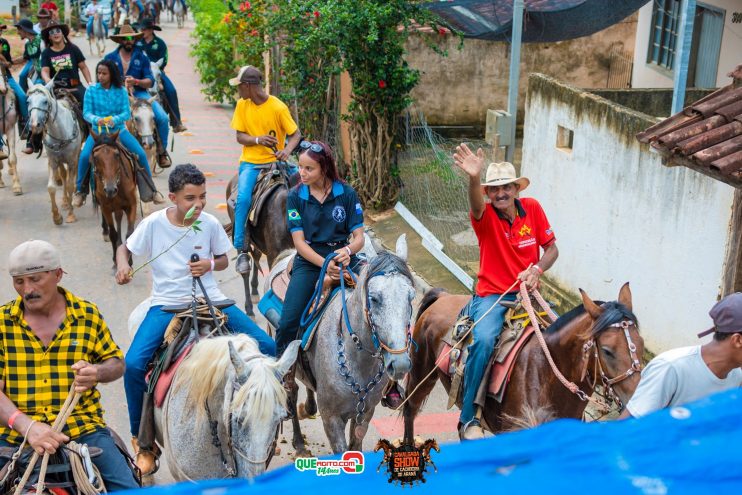 Cavaleiros e amazonas lotam as ruas de Cachoeira do Aranã, durante a Cavalgada Show 200