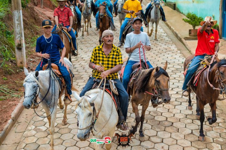 Cavaleiros e amazonas lotam as ruas de Cachoeira do Aranã, durante a Cavalgada Show 201