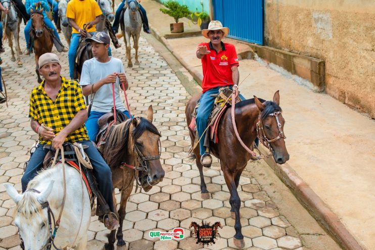 Cavaleiros e amazonas lotam as ruas de Cachoeira do Aranã, durante a Cavalgada Show 202