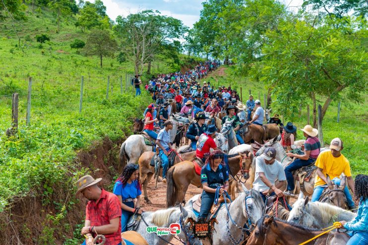 Cavaleiros e amazonas lotam as ruas de Cachoeira do Aranã, durante a Cavalgada Show 211