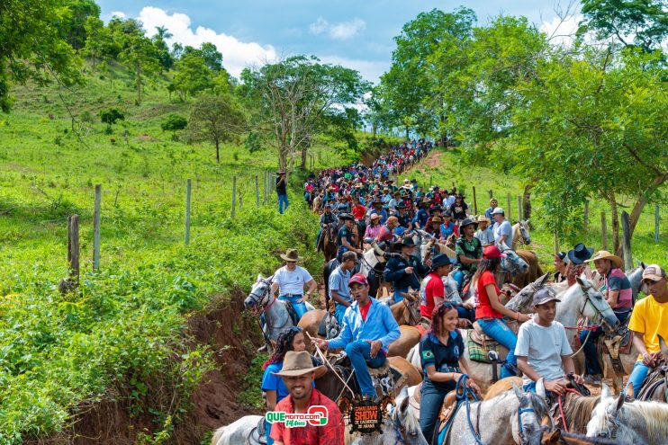 Cavaleiros e amazonas lotam as ruas de Cachoeira do Aranã, durante a Cavalgada Show 214