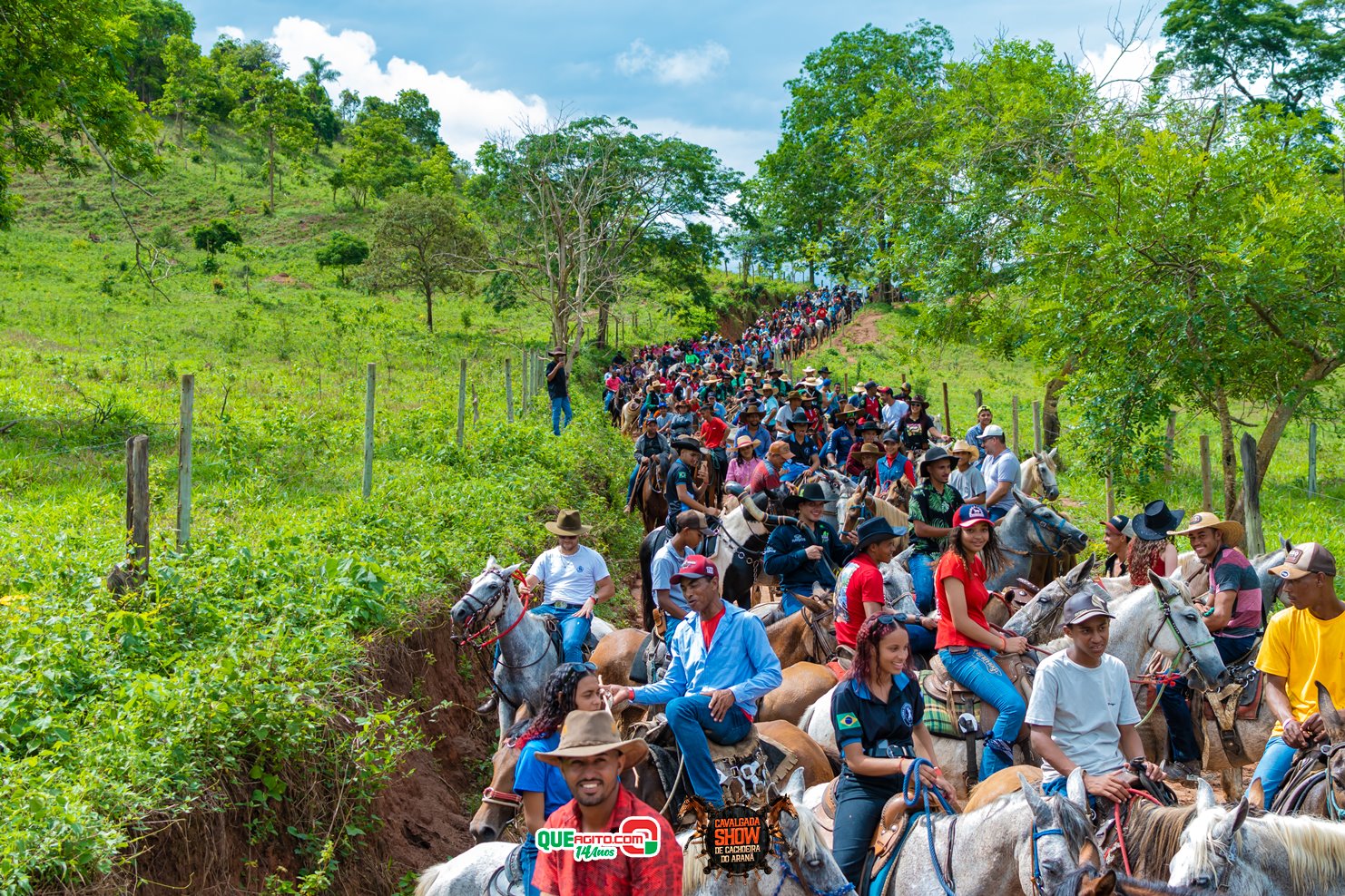 Cavaleiros e amazonas lotam as ruas de Cachoeira do Aranã, durante a Cavalgada Show 8